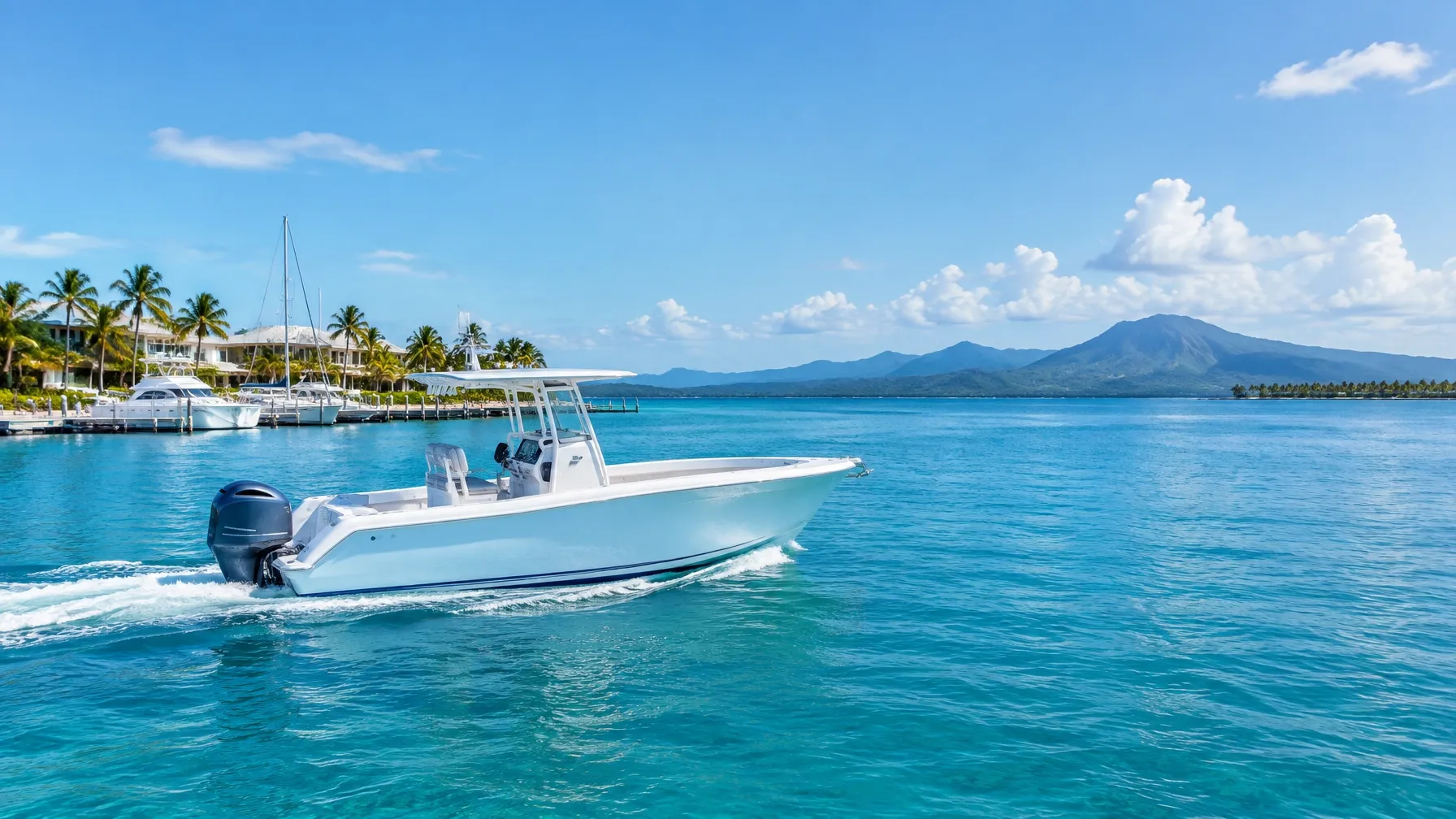 Embarcación recreativa con motor fuera de borda en aguas tranquilas del Caribe