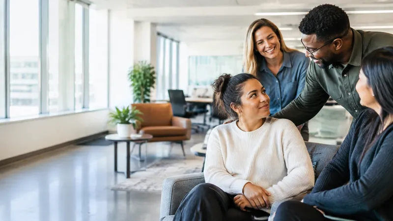 Equipo diverso de empleados compartiendo un momento de bienestar en el trabajo